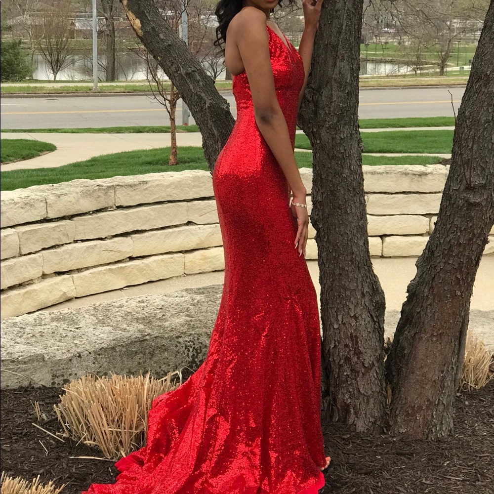 Beautiful RED prom dress - Picture 2 of 4